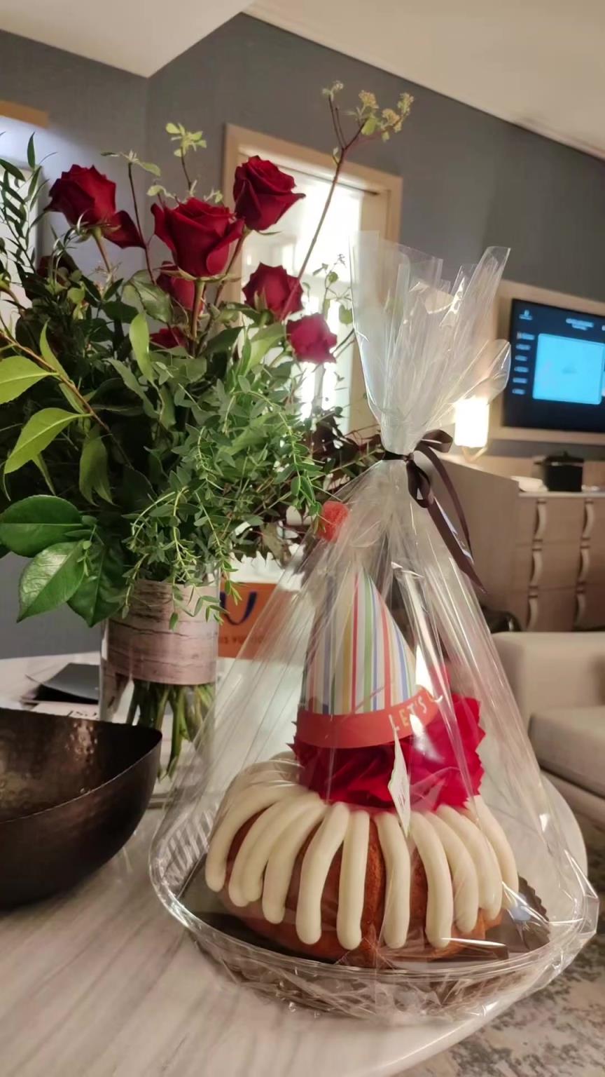 杨瀚森妈妈：一进酒店入住，开拓者就给瀚森送来生日蛋糕❤️❤️