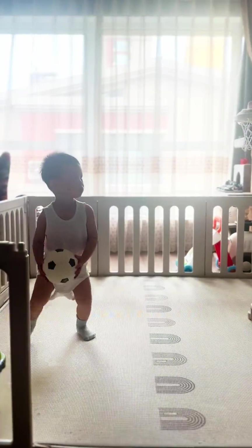 这么小就能投篮压腕训练？这不是王治郅小时候打球的样子？