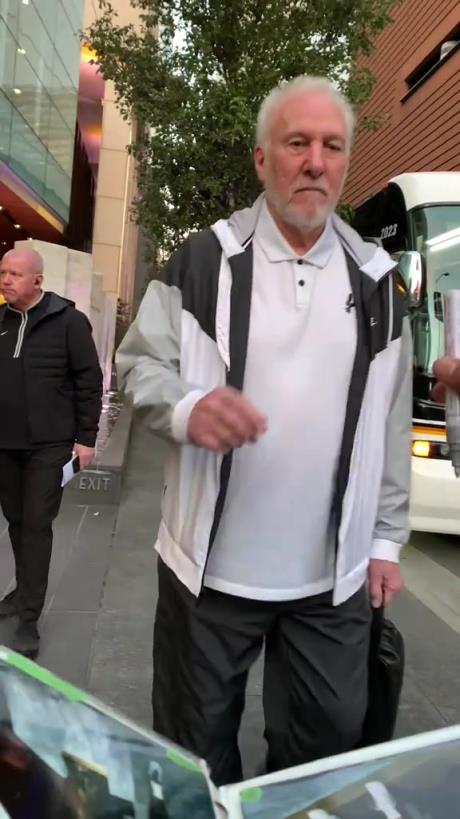 好久不见！网友街头偶遇波波维奇 看起来身体恢复得不错