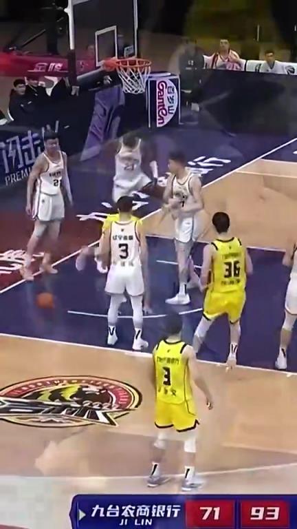 CBA经典名场面！你TM敢瞅我？