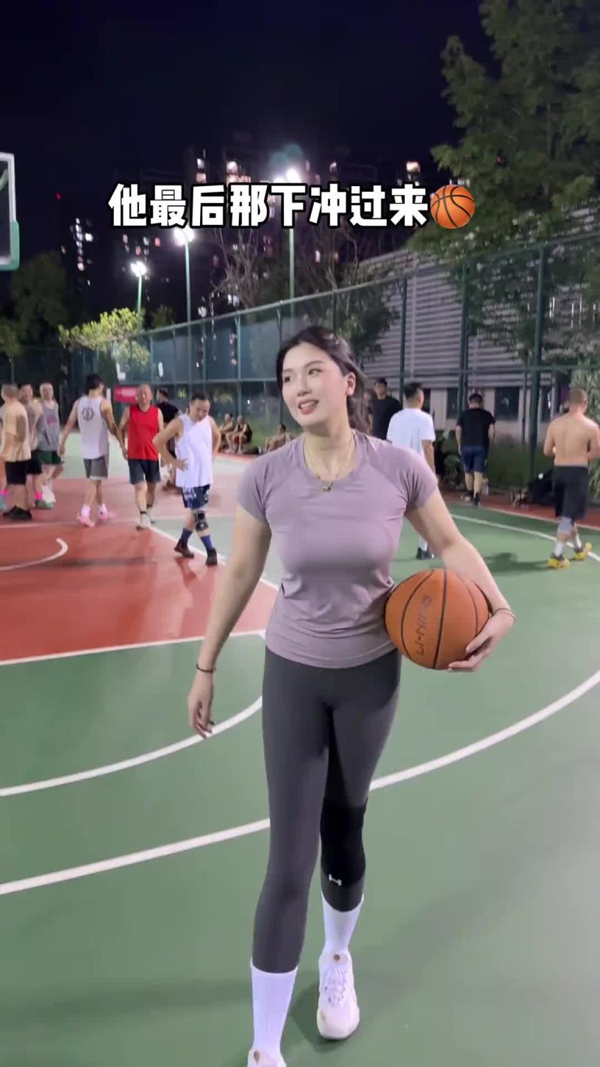 一点不怜香惜玉啊！国产卡戴珊的肘子姐发文：大哥的对抗有点猛~