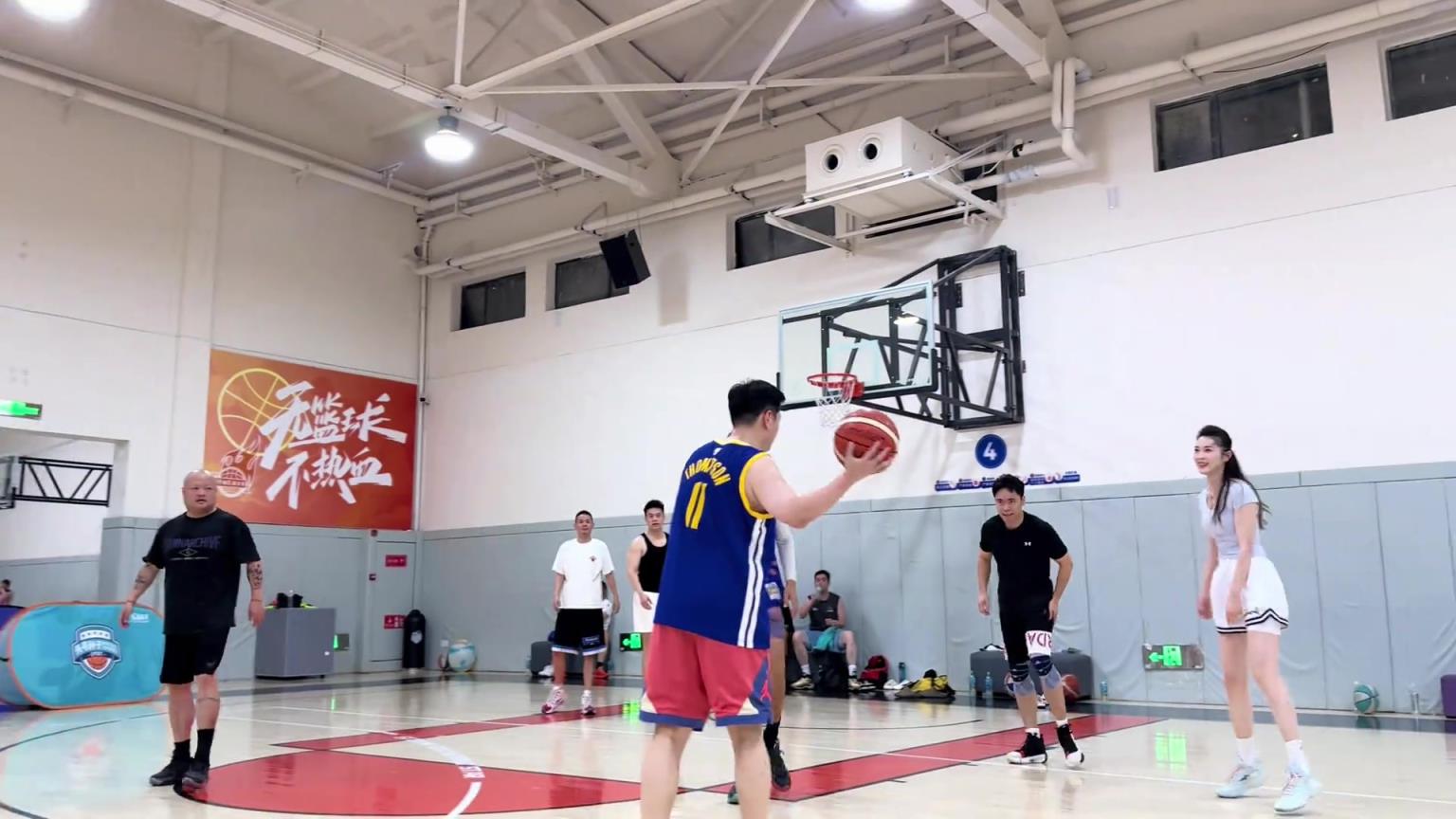 进步很快！小姐姐晒视频：学打球的第七月 享受篮球带来快乐