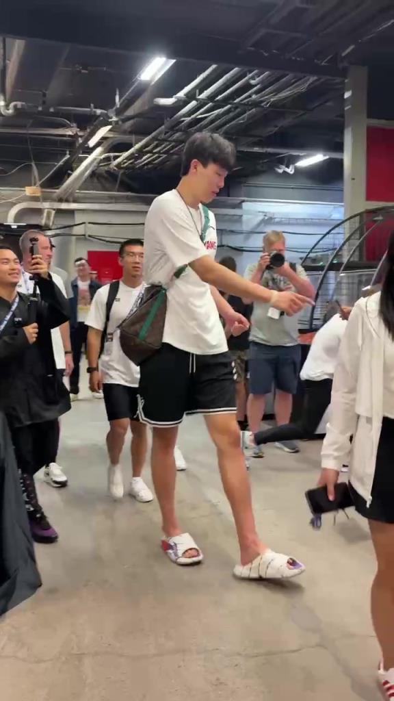 优质偶像！杨瀚森赛后在球员通道内，给小朋友签名！