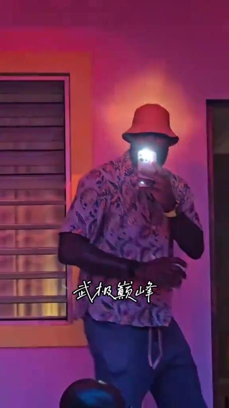 “这明明就是来抢风头的～詹姆斯在坏兔子演唱会彻底玩嗨了”