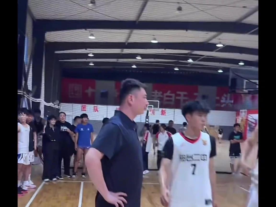 教练看似讲的很混乱的战术，没想到真的给成功绝杀了