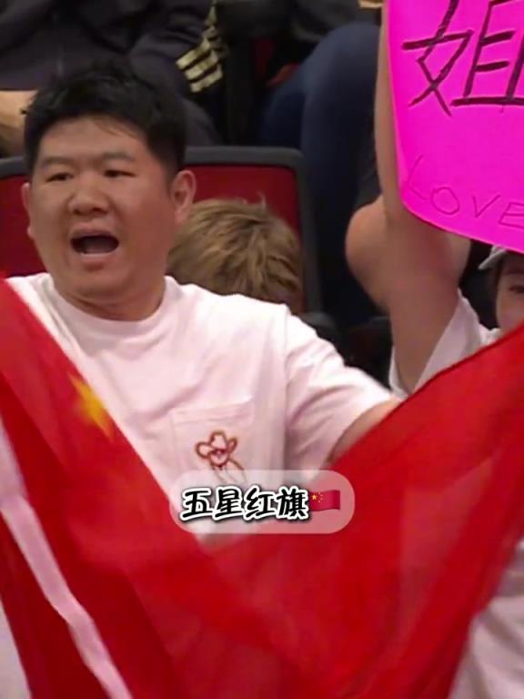 哈哈！场边女生举标语支持小杨：杨瀚森，姐姐又来了！