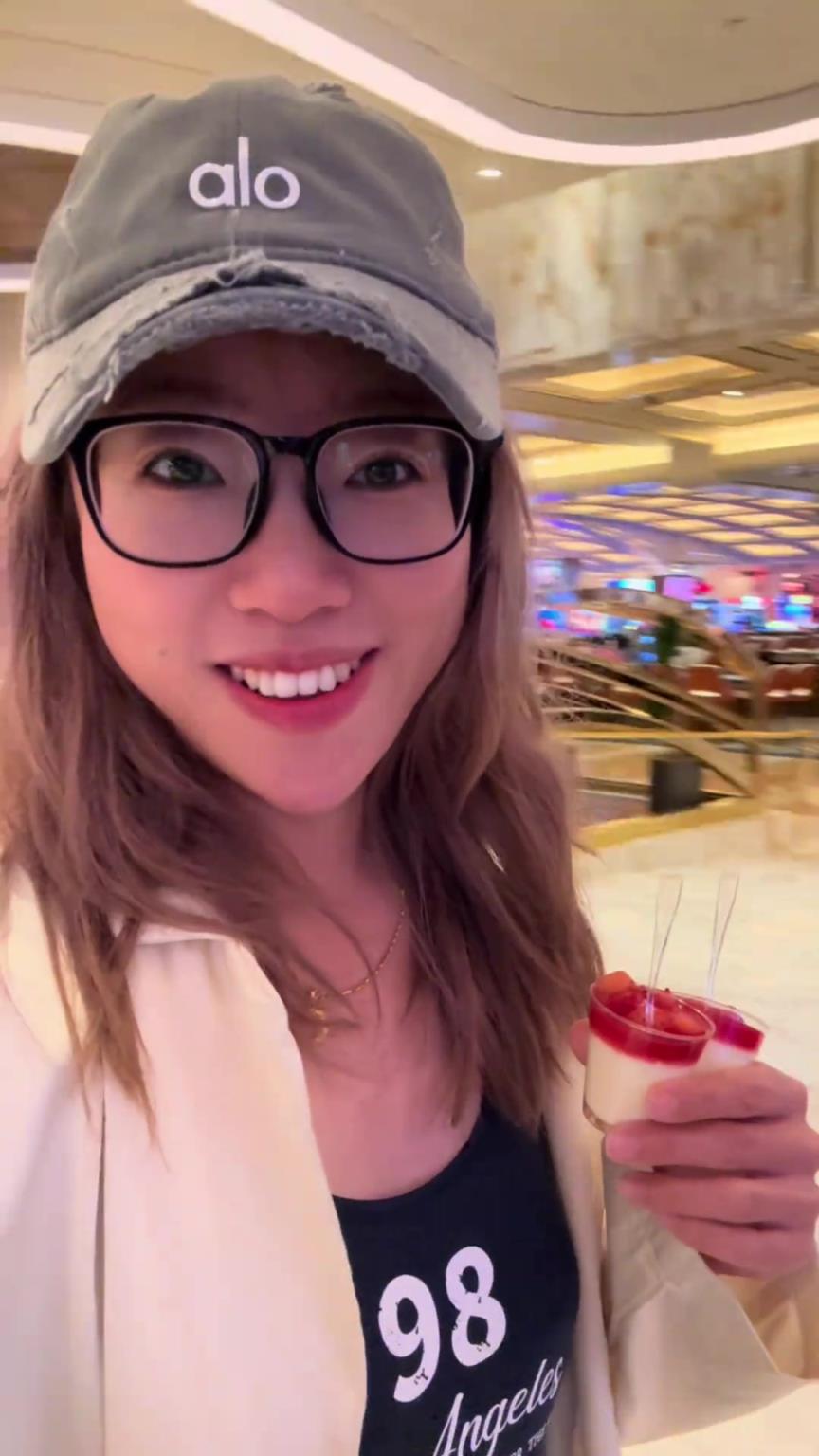 在美偶遇艾弗森！女记者：艾弗森正在赌钱输好几万，不能跟我合影