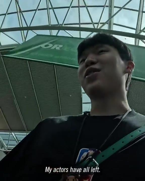 杨瀚森简直社交悍匪啊！在机场人气是真高
