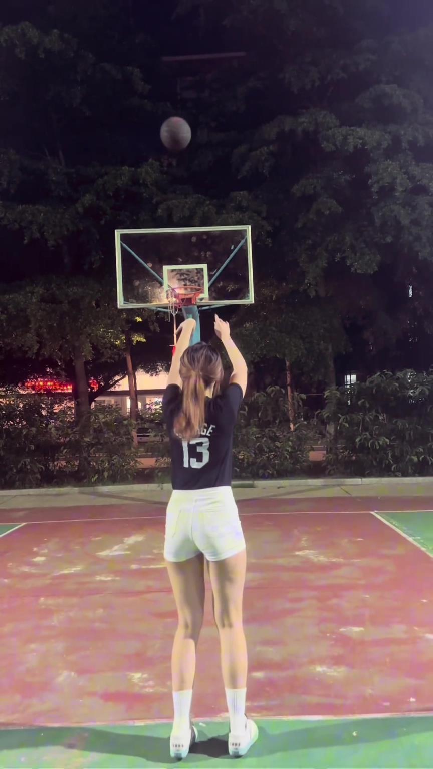 泡椒女球迷投篮就是丝滑