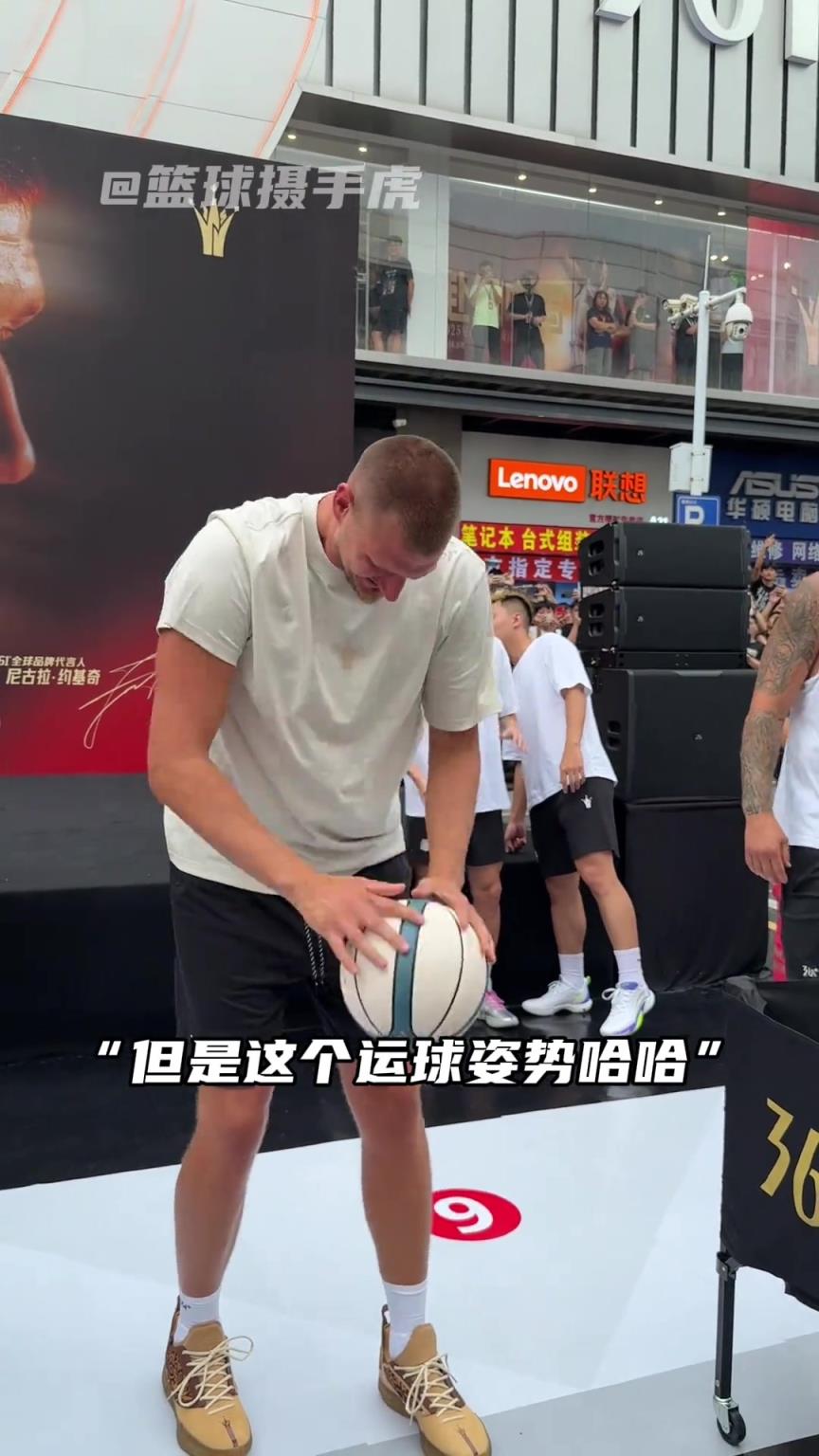 约老师一天不摸篮球就浑身难受...